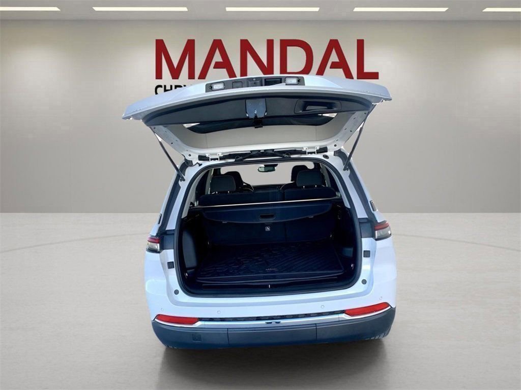 Used 2023 Jeep Grand Cherokee Laredo image 22