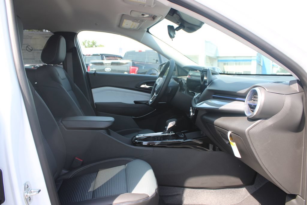 New 2026 Chevrolet Trax LT w/ Driver Confidence Package FWD image 28