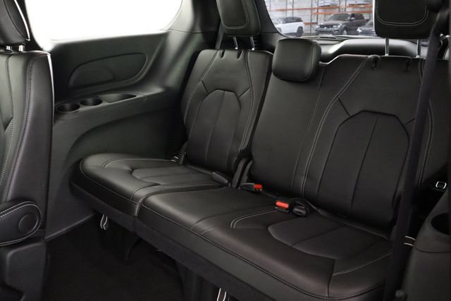 Used 2025 Chrysler Pacifica Select AWD/4WD image 10