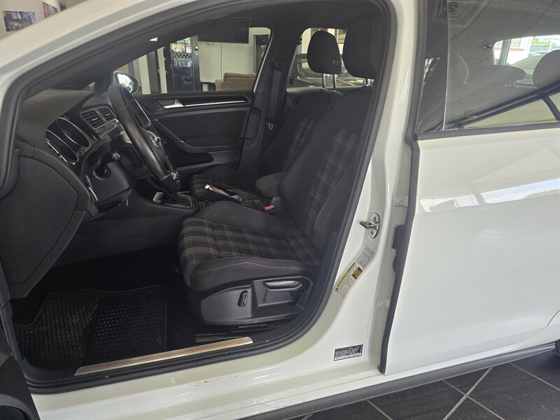 Used 2017 Volkswagen Golf 4-Door FWD image 9