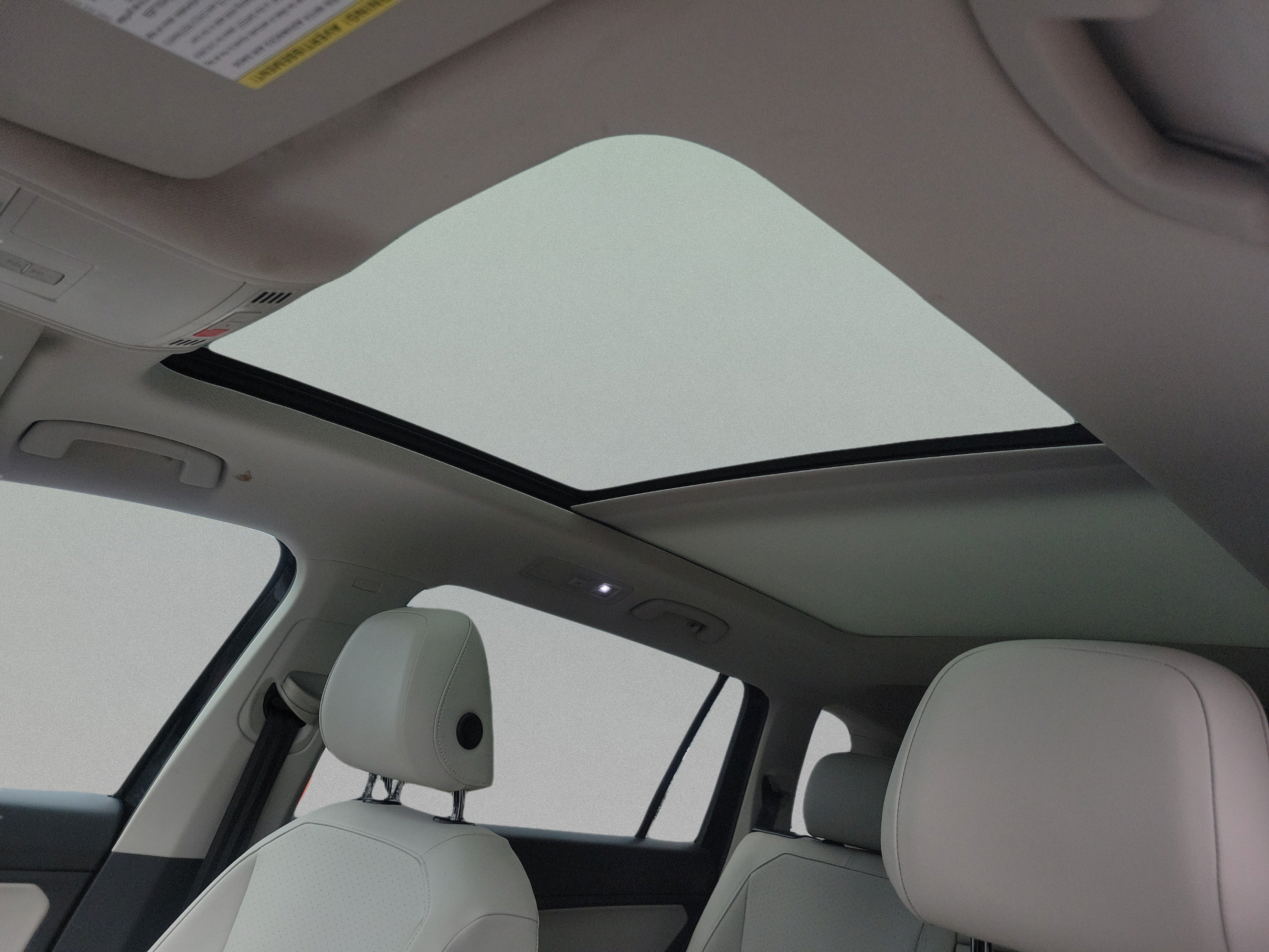 Used 2020 Volkswagen Tiguan SE w/ Panoramic Sunroof Package FWD image 28