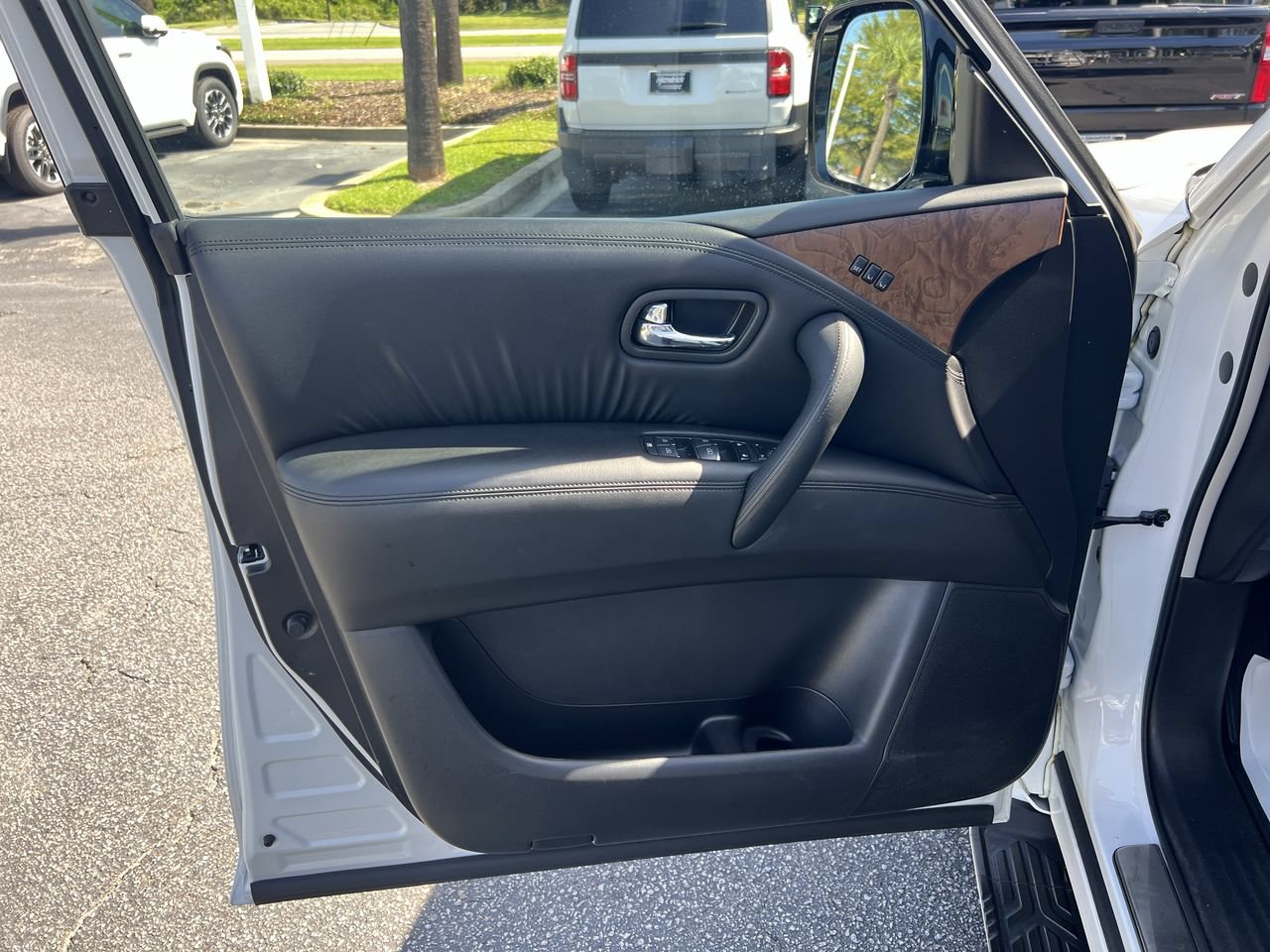 Used 2023 Nissan Armada SL w/ Captain's Chairs Package AWD/4WD image 14