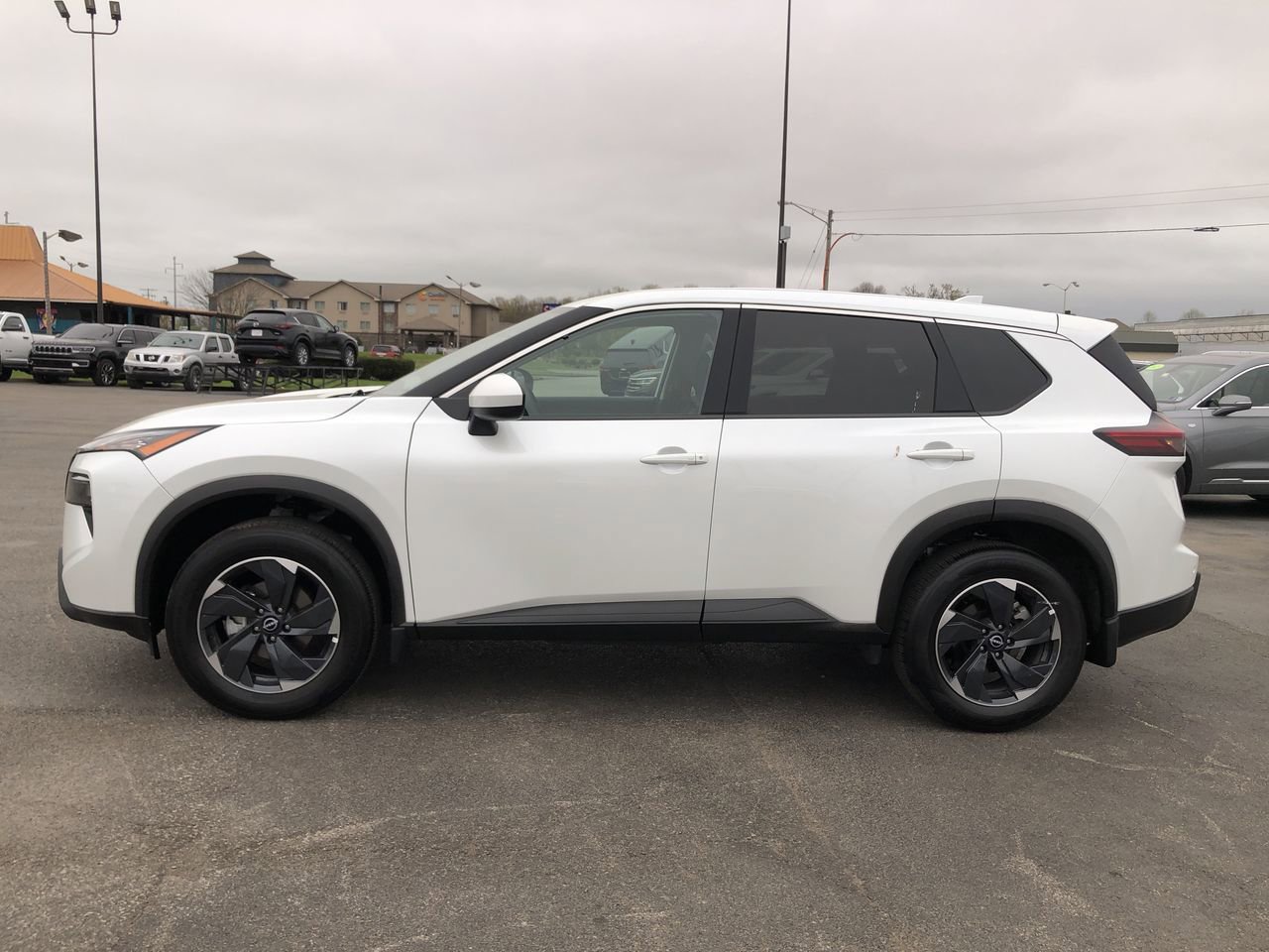 Used 2026 Nissan Rogue SV image 3