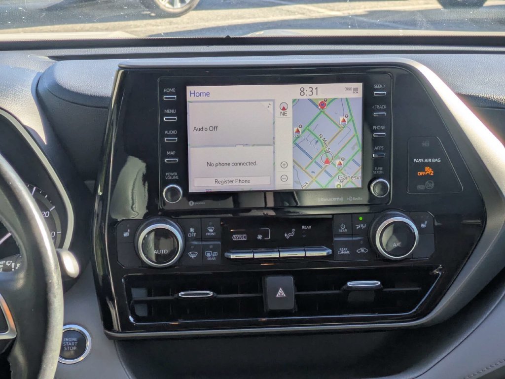 Used 2020 Toyota Highlander XLE AWD/4WD image 25