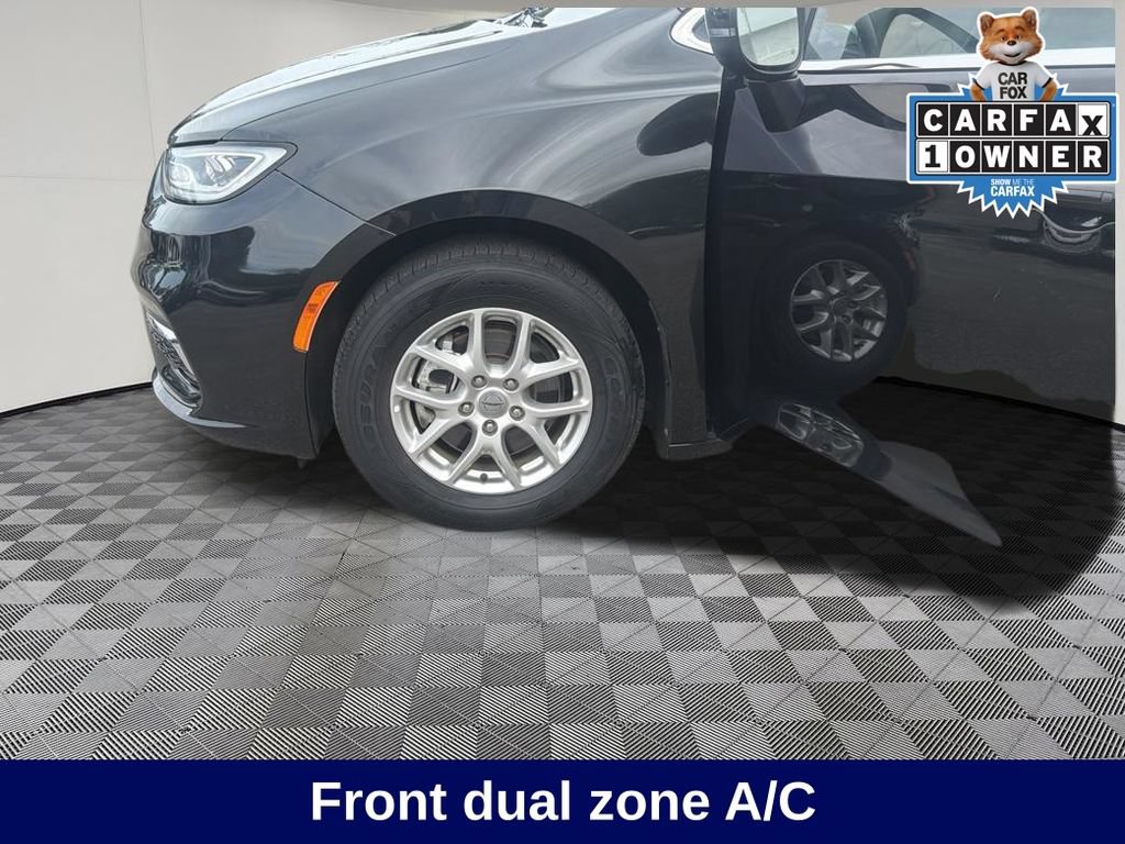 Used 2023 Chrysler Pacifica Touring-L FWD image 11