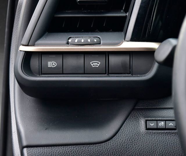 Used 2023 Toyota Crown Limited image 29