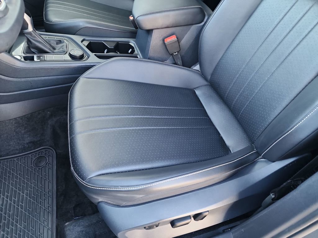 Used 2024 Volkswagen Tiguan SE image 16