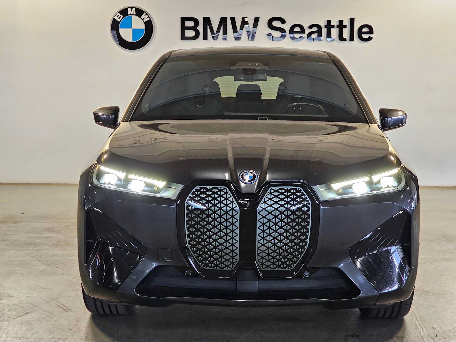 Used 2024 BMW iX xDrive50 w/ Sport Package AWD/4WD image 6