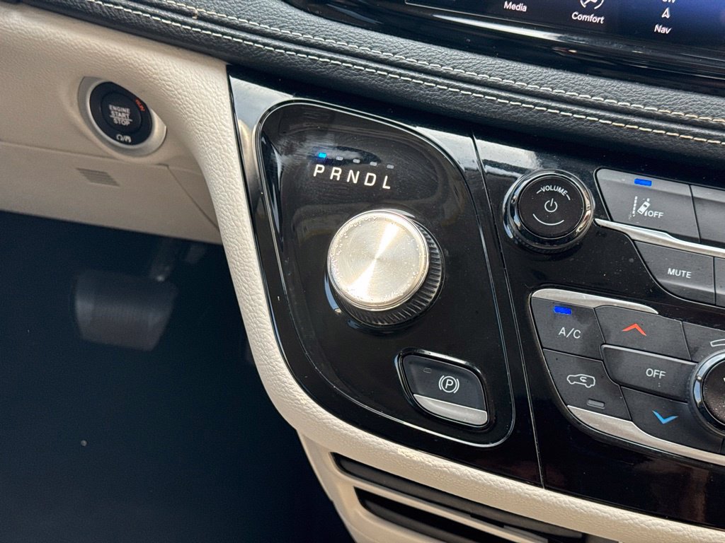 Used 2024 Chrysler Pacifica Limited FWD image 23