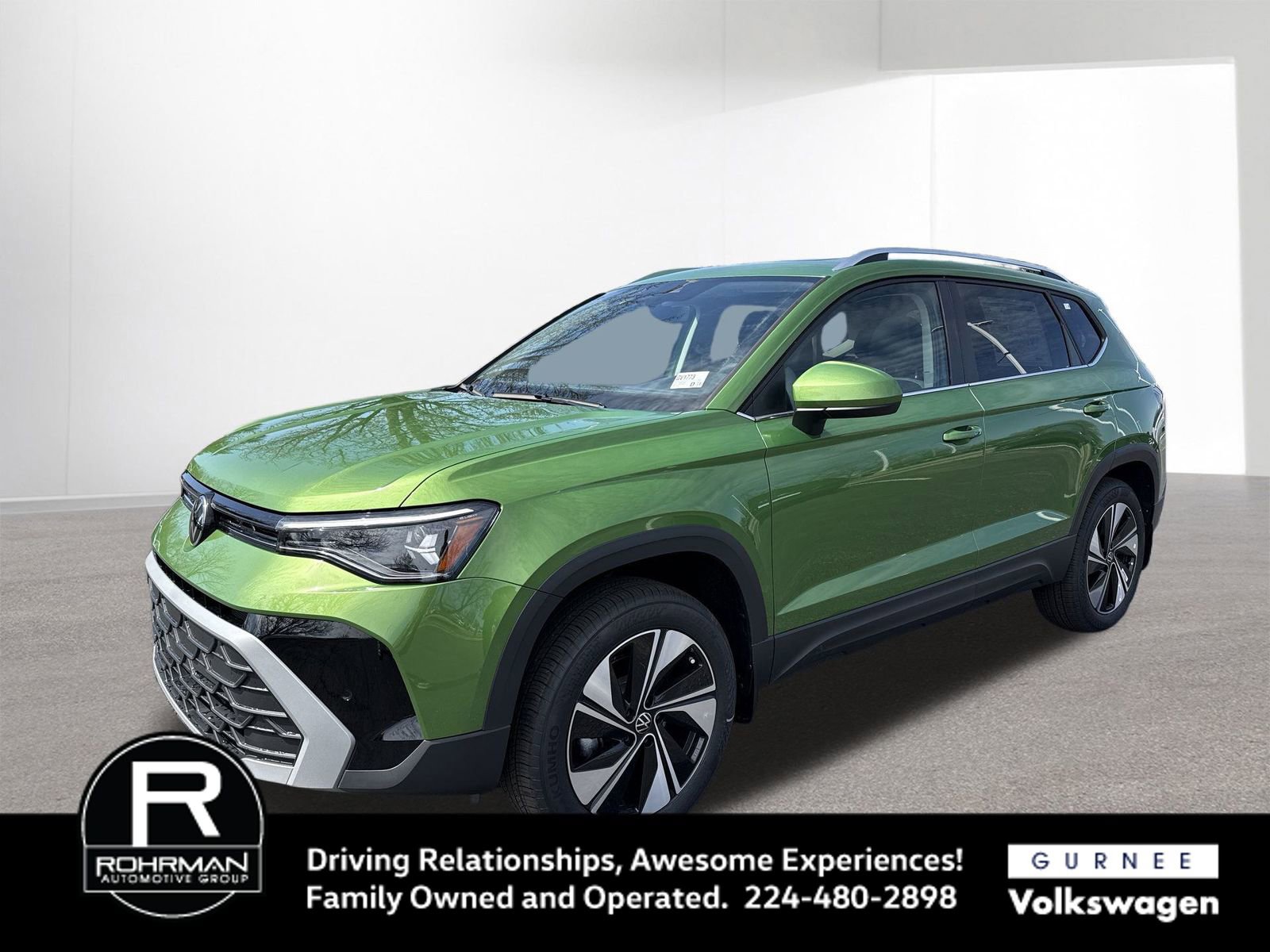 Used 2025 Volkswagen Taos SE AWD/4WD image 1