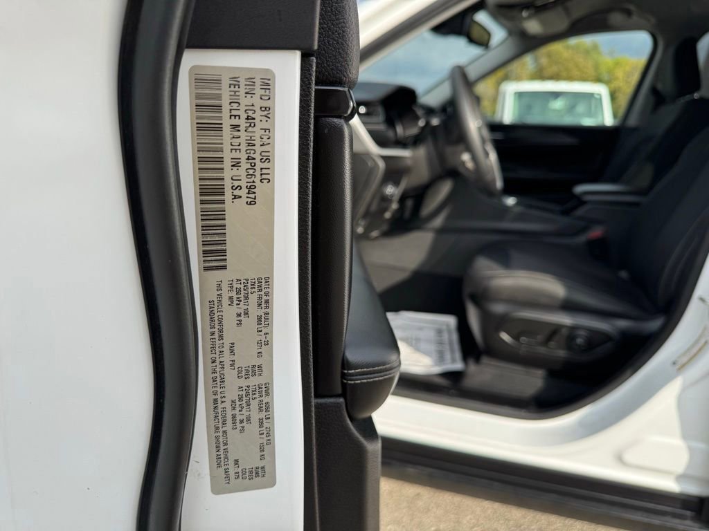 Used 2023 Jeep Grand Cherokee Laredo image 32