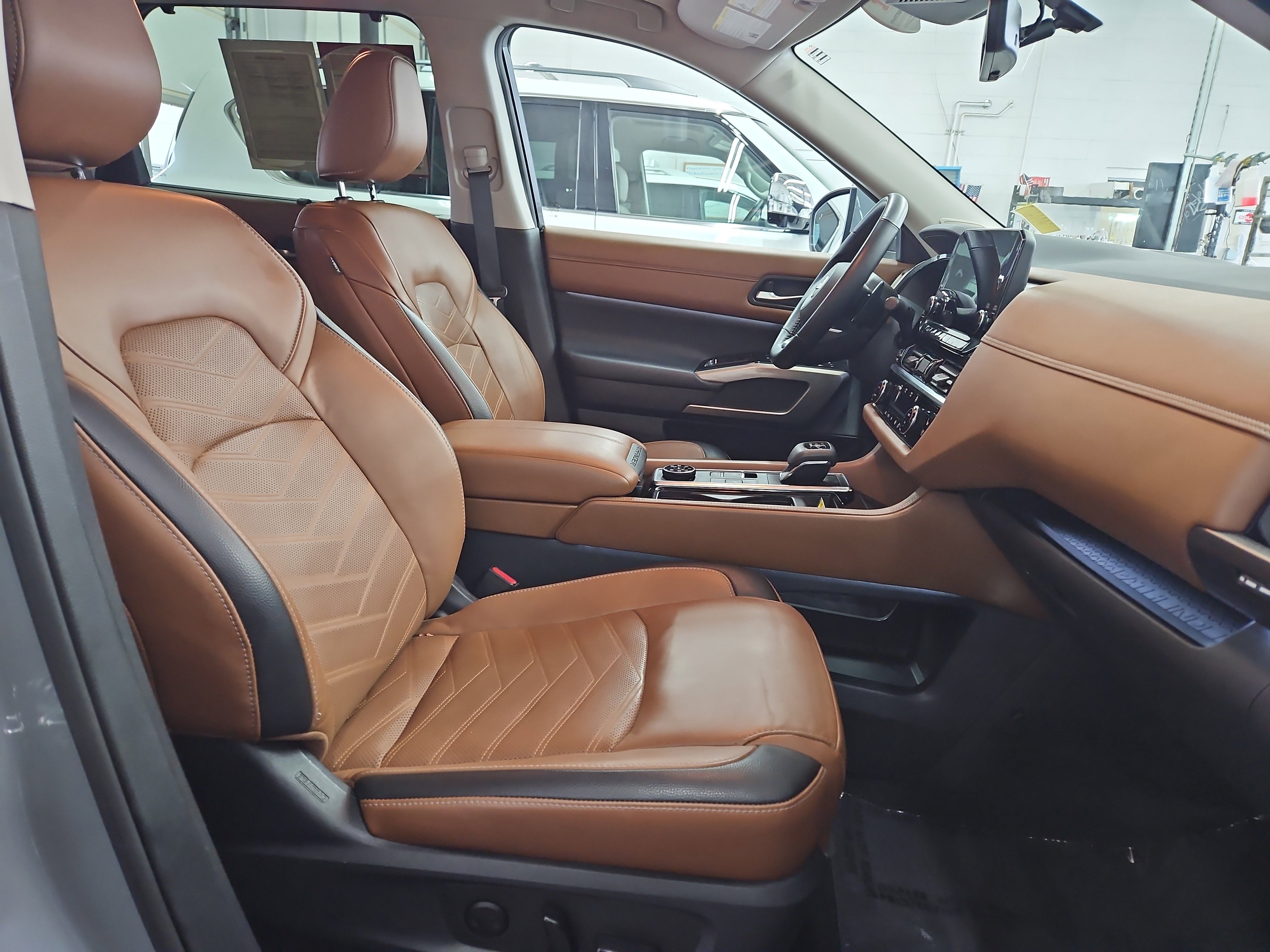 Used 2023 Nissan Pathfinder Platinum w/ Black Appearance Package image 10