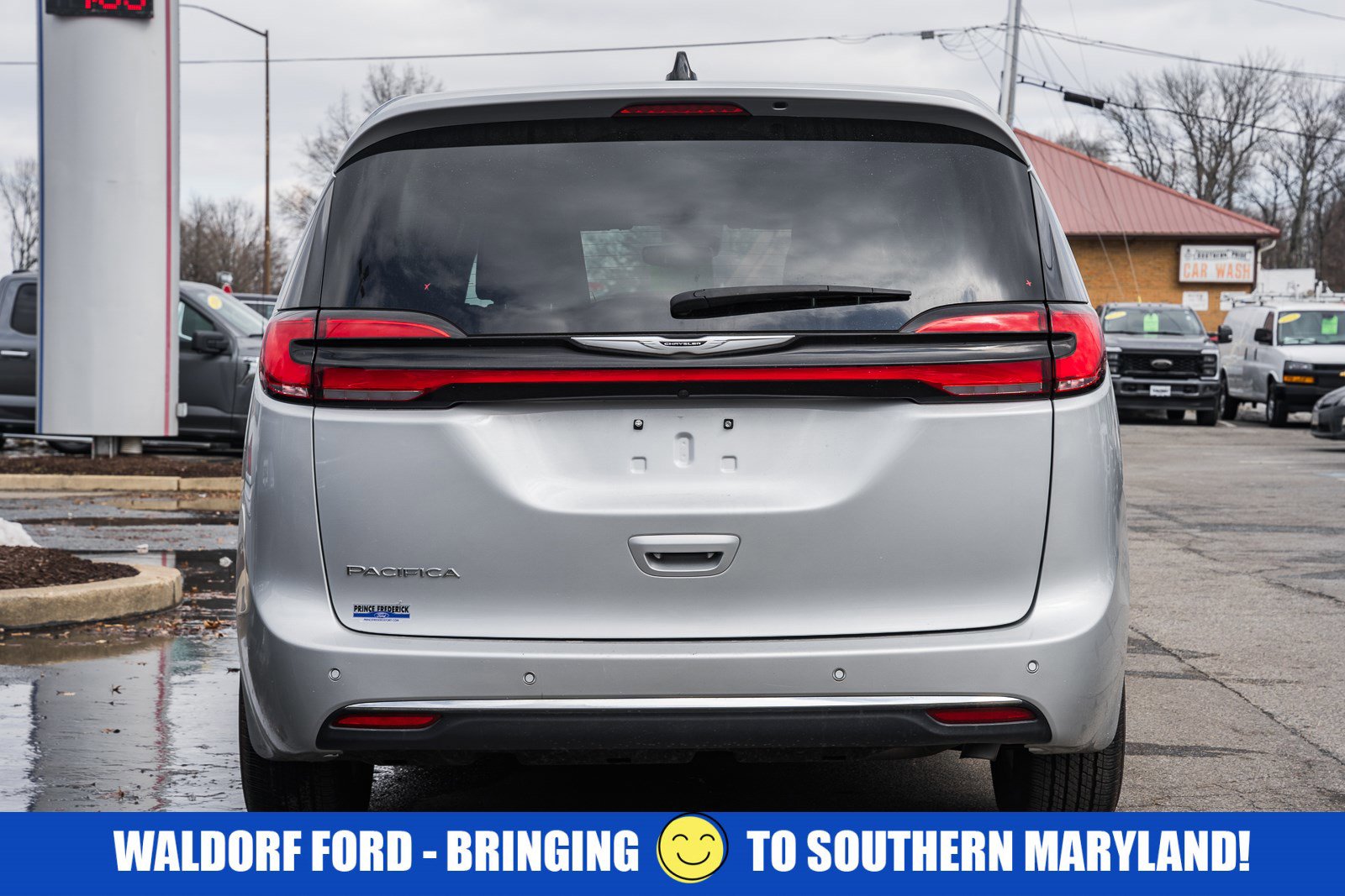 Used 2024 Chrysler Pacifica Touring-L image 5