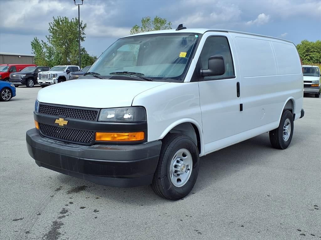 Used 2025 Chevrolet Express 3500 w/ Driver Convenience Package image 3