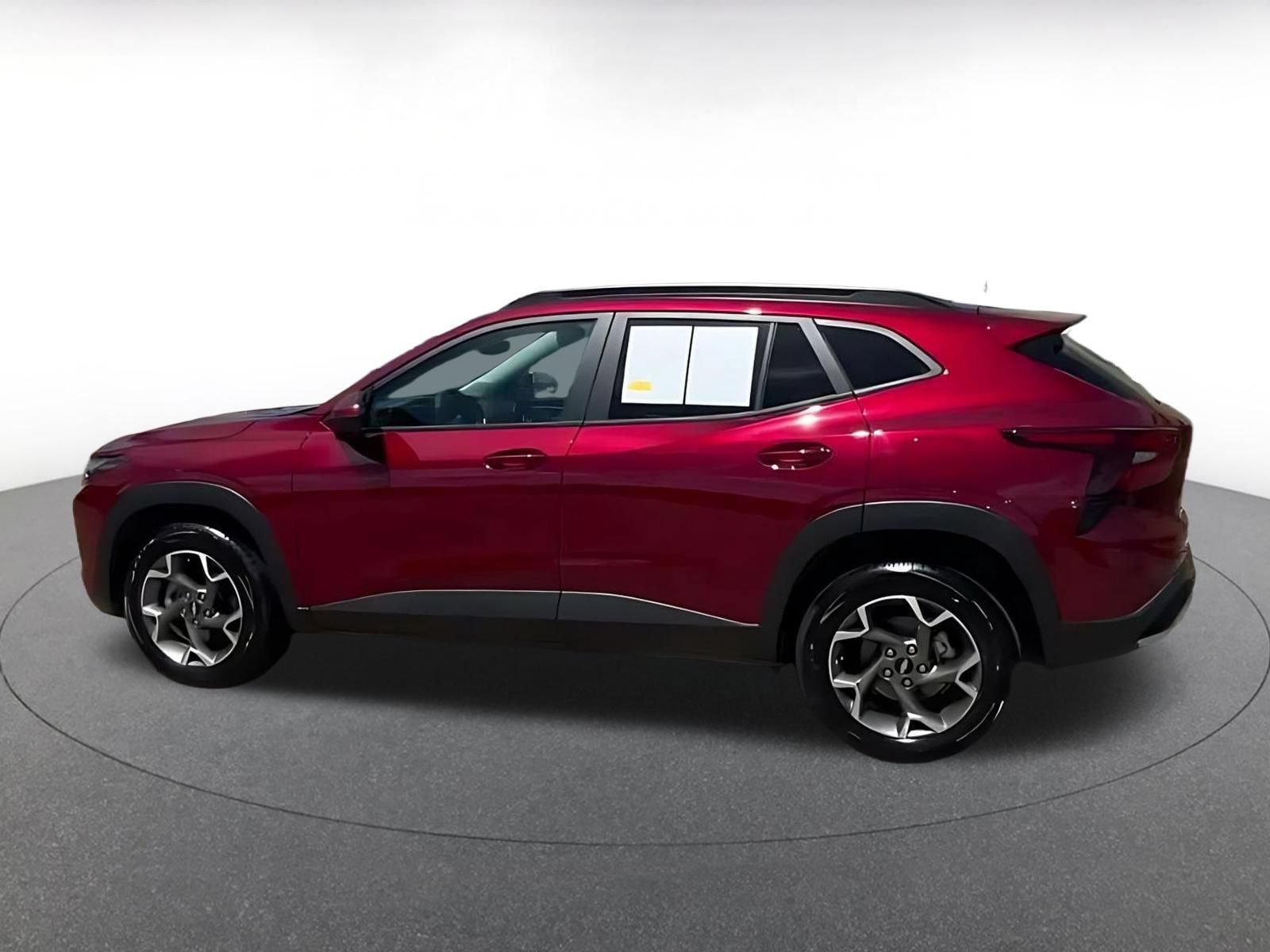 Used 2025 Chevrolet Trax LT FWD image 5