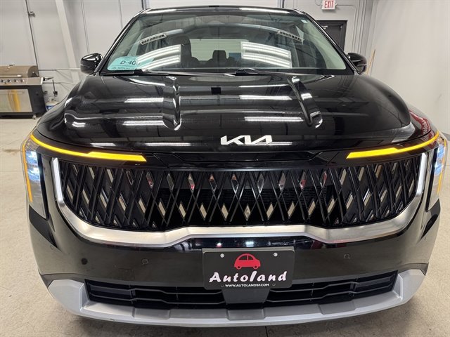 Used 2025 Kia Carnival image 2