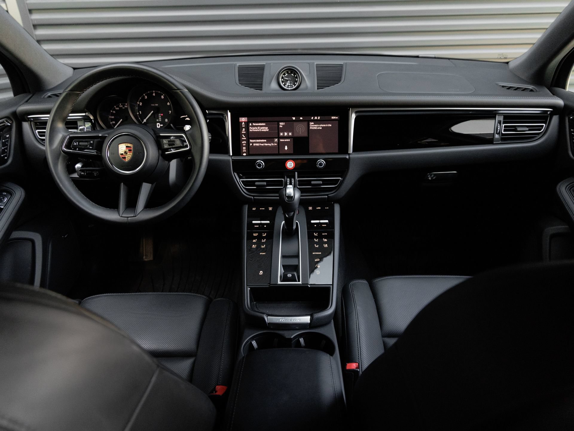 Certified 2025 Porsche Macan AWD/4WD image 16