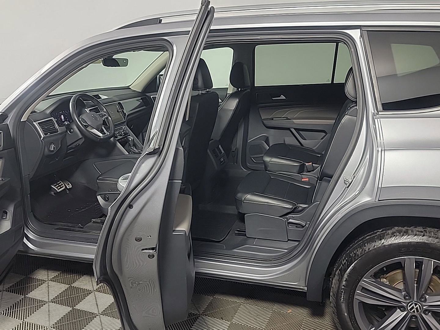 Used 2022 Volkswagen Atlas SEL R-Line image 16