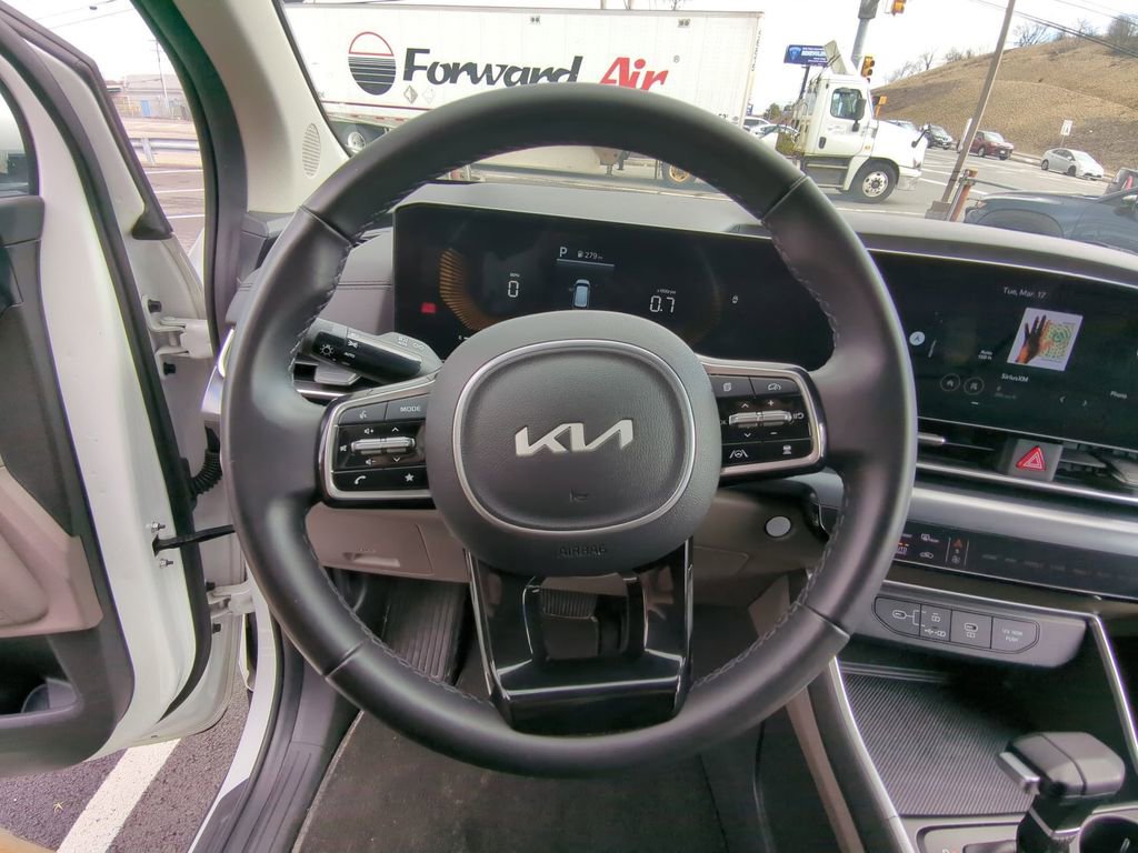 Used 2025 Kia Carnival LXS image 23