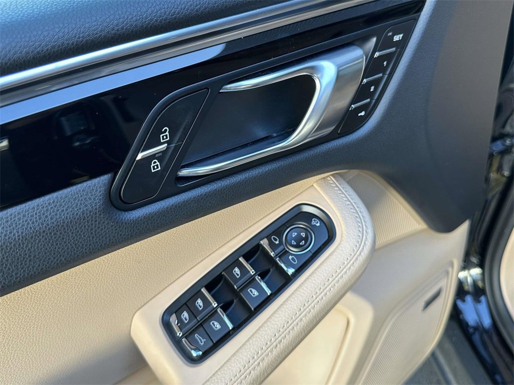 Used 2025 Porsche Macan image 18