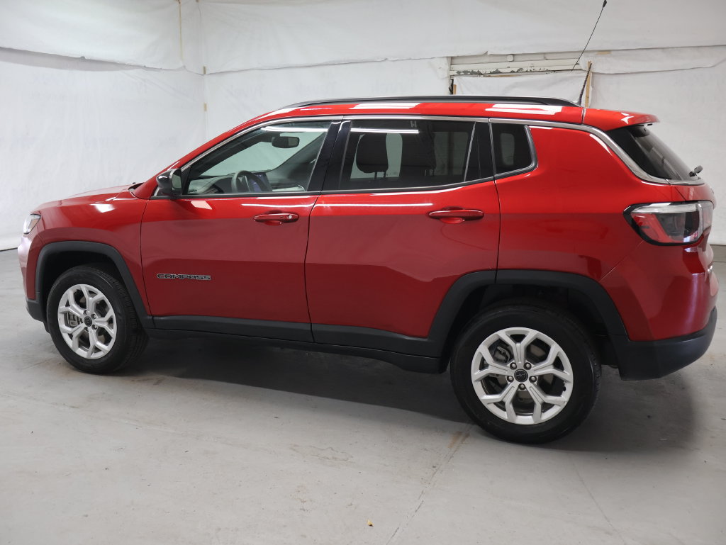 Used 2025 Jeep Compass Latitude AWD/4WD image 4