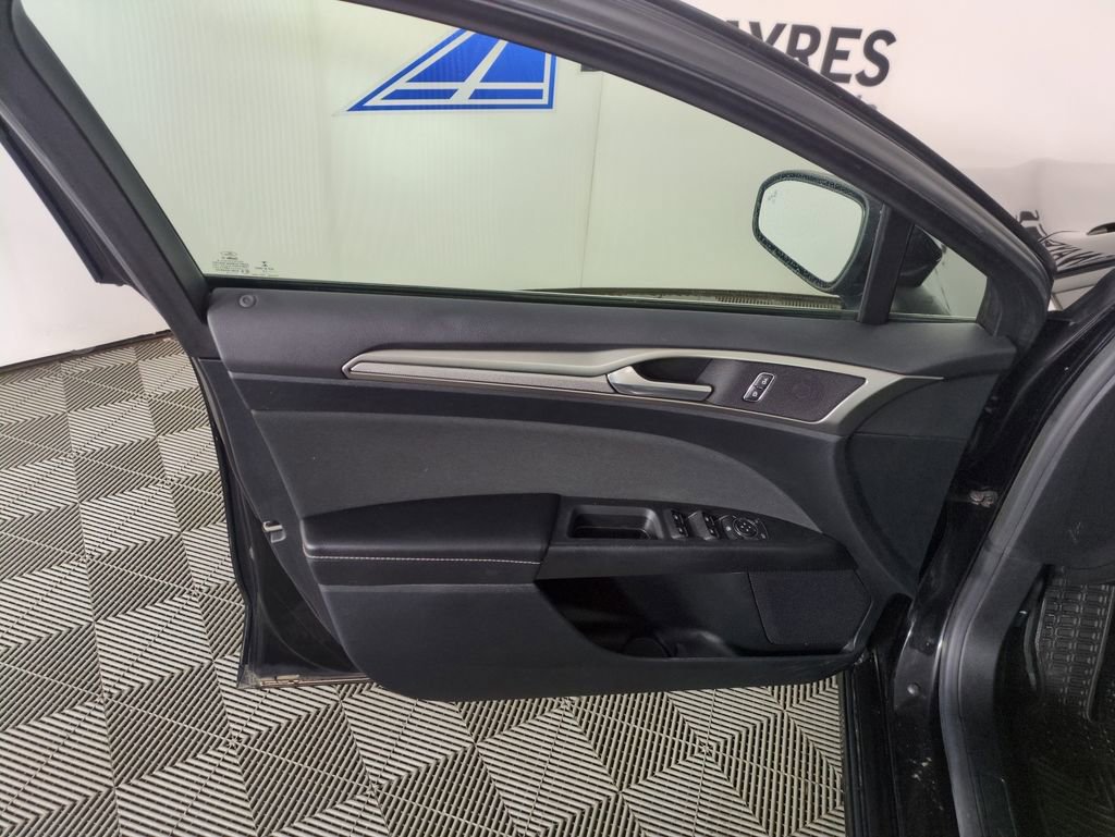 Used 2019 Ford Fusion SE image 12