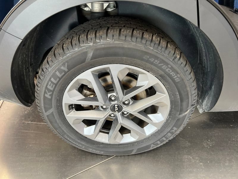Certified 2024 Kia Telluride LX FWD image 9