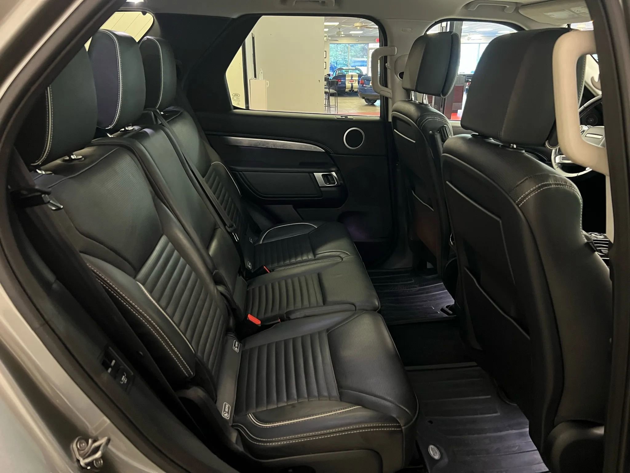 Used 2017 Land Rover Discovery First Edition image 32