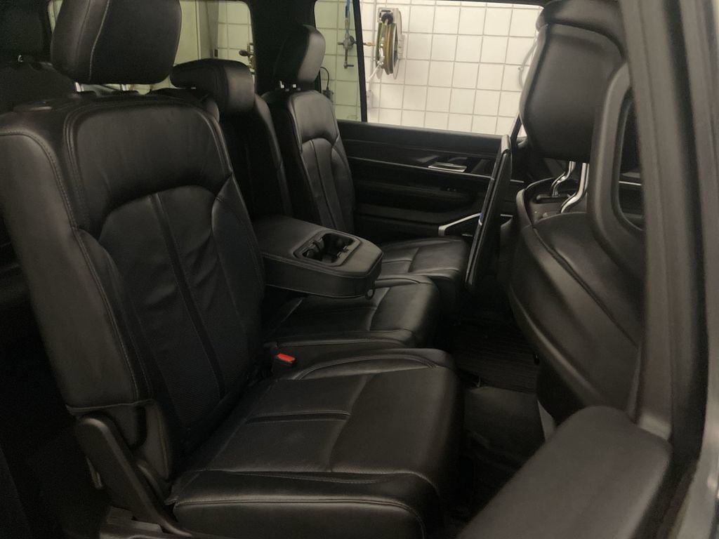 Used 2022 Jeep Wagoneer Series III w/ Rear Seat Entertainment Group AWD/4WD image 21