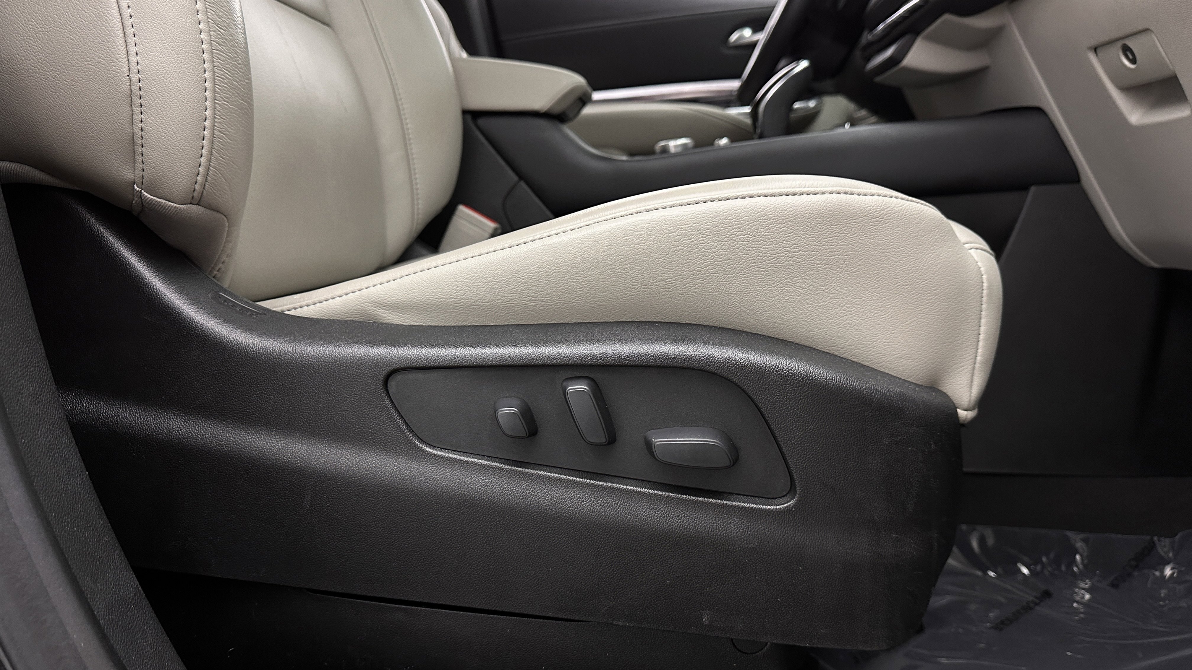 Used 2021 Cadillac XT4 Luxury w/ Cold Weather Package FWD image 37