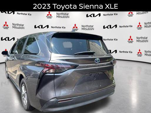 Used 2023 Toyota Sienna XLE FWD image 3