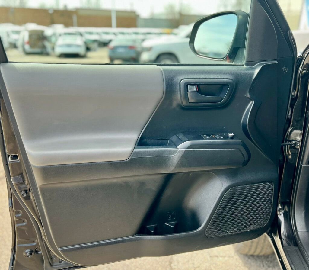 Used 2016 Toyota Tacoma SR image 8