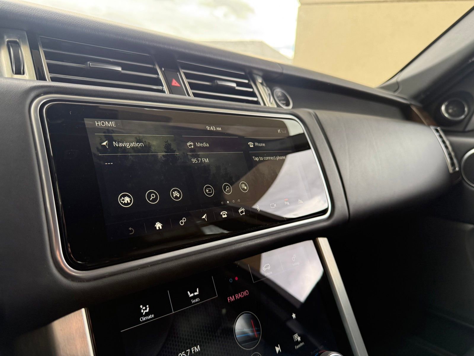 Used 2020 Land Rover Range Rover HSE image 11