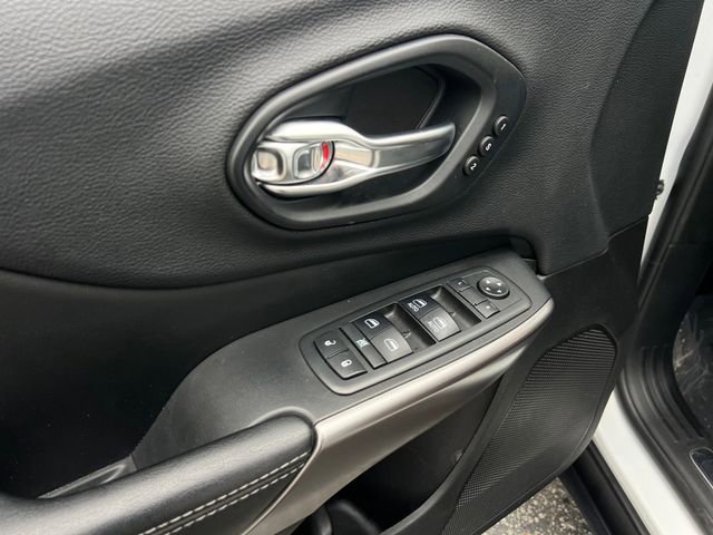 Used 2019 Jeep Cherokee Limited image 11