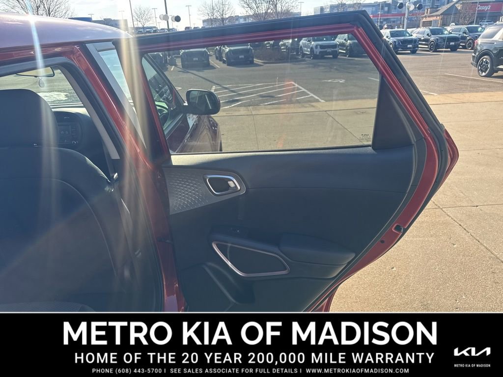 Used 2023 Kia Soul LX image 31