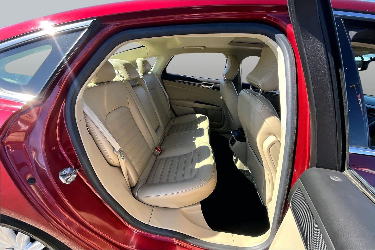 Used 2015 Ford Fusion SE w/ Equipment Group 502A FWD image 19