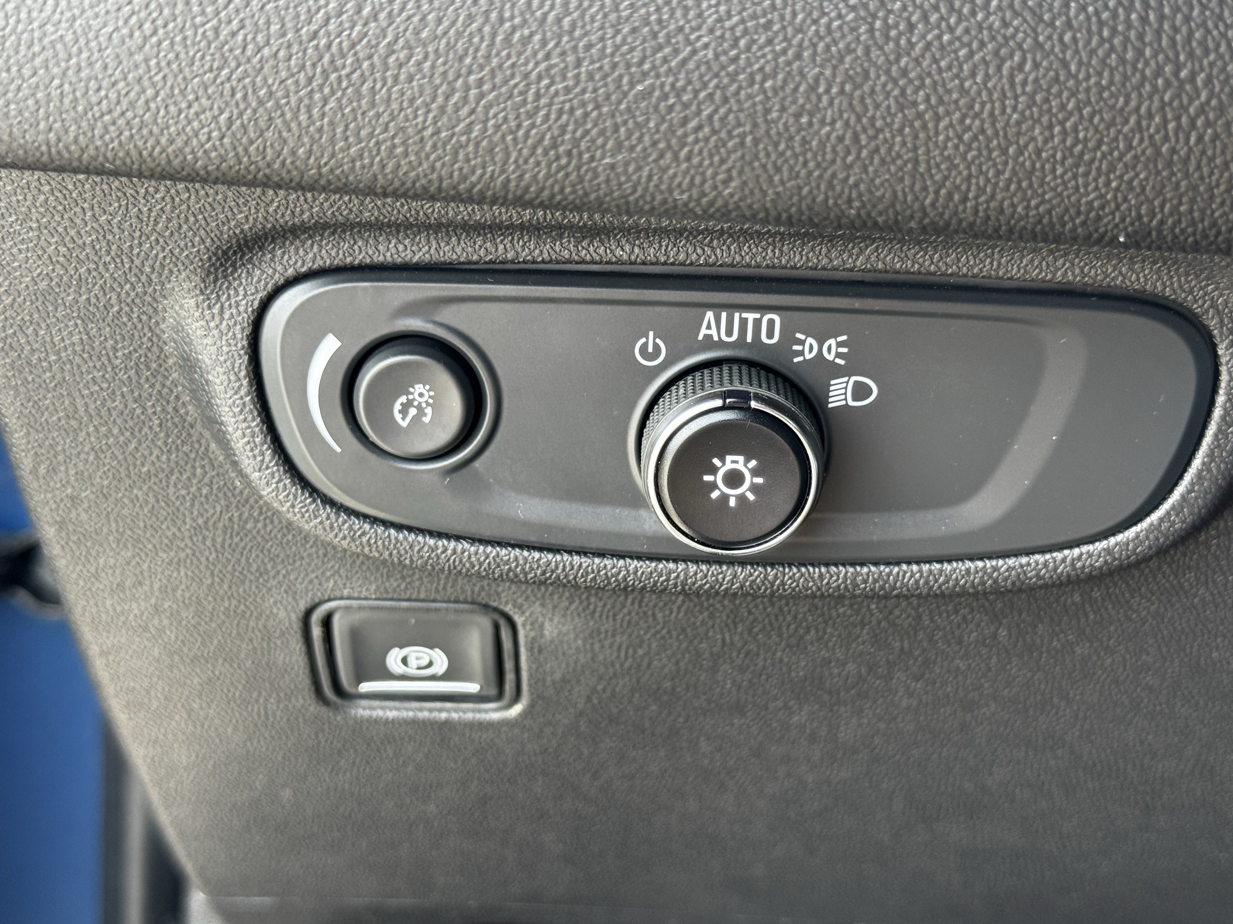 Used 2024 GMC Terrain SLE w/ Driver Convenience Package FWD image 25
