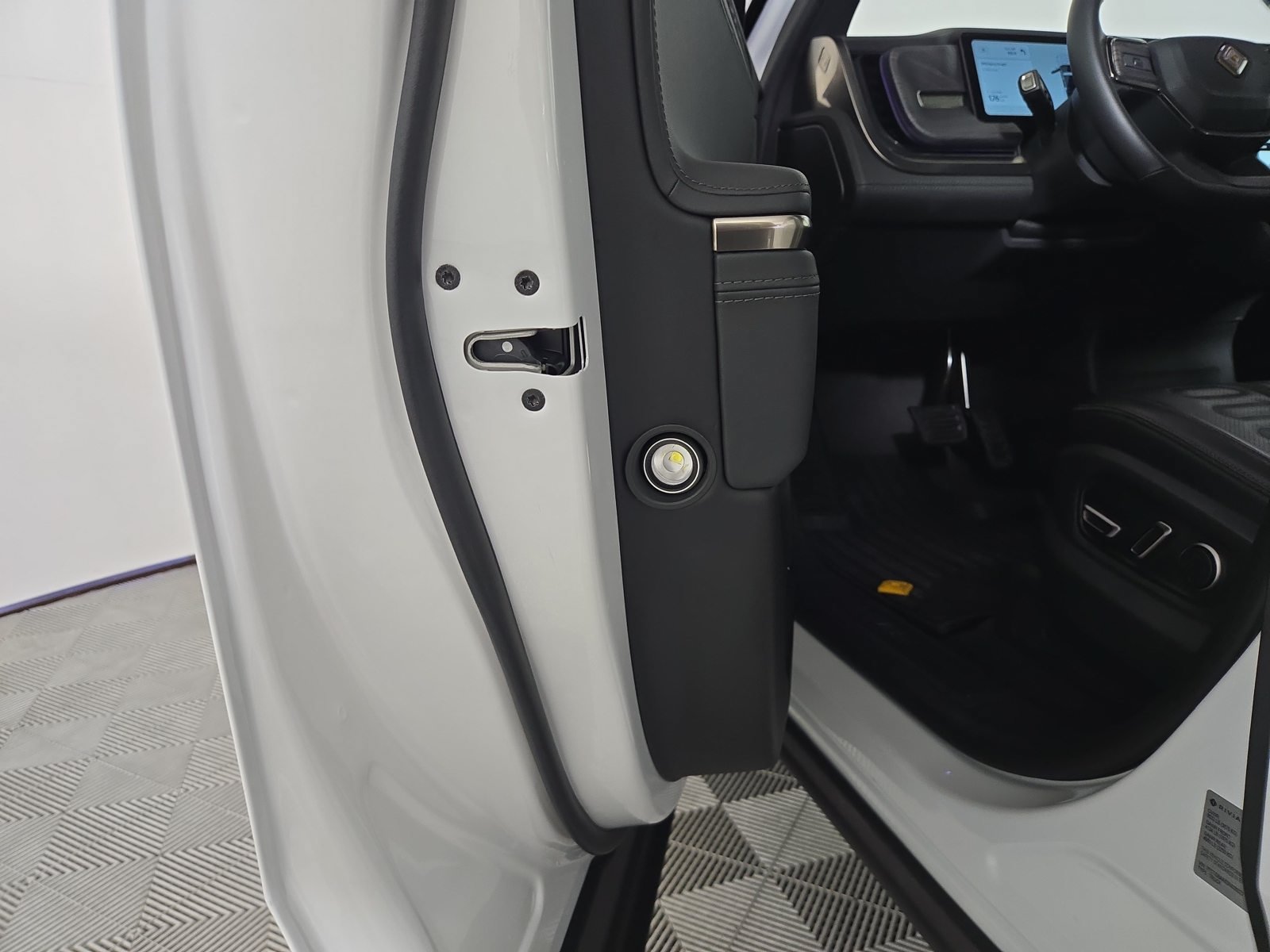 Used 2025 Rivian R1T Adventure Dual AWD/4WD image 30