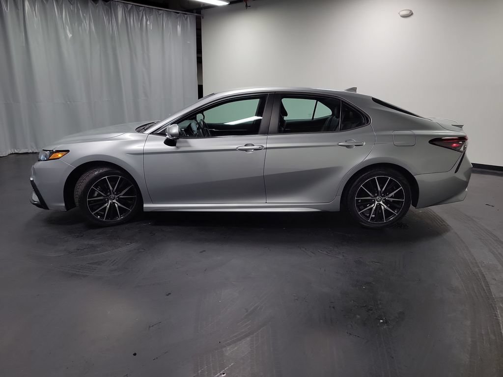 Used 2023 Toyota Camry SE AWD/4WD image 5