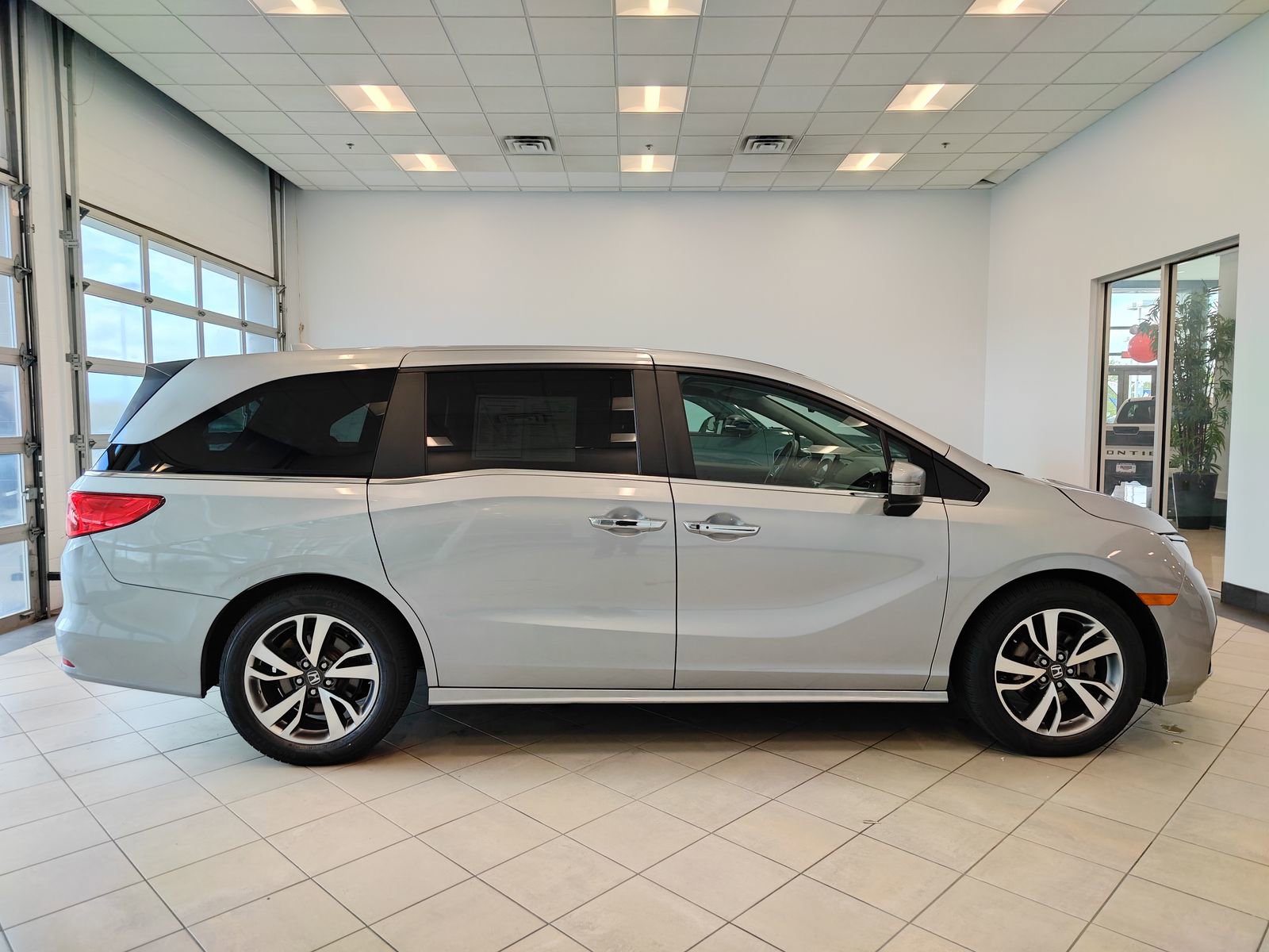 Used 2023 Honda Odyssey Touring image 2