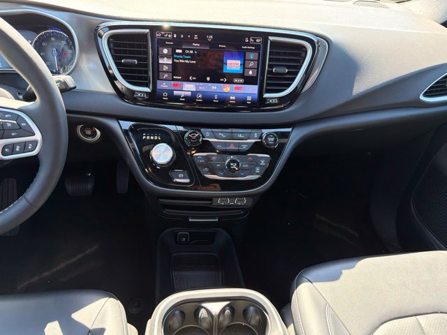 Used 2025 Chrysler Pacifica Select FWD image 18