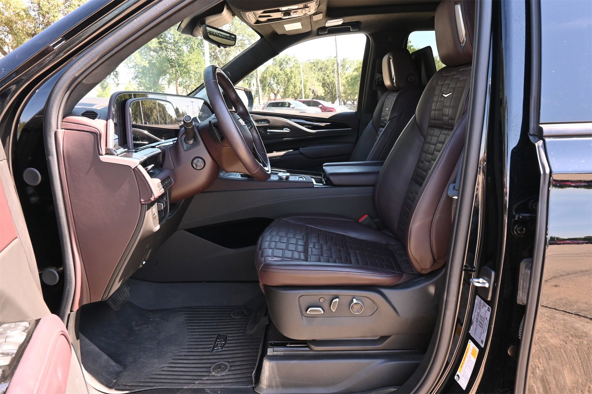 Used 2023 Cadillac Escalade Sport Platinum w/ LPO, ONYX Package image 16
