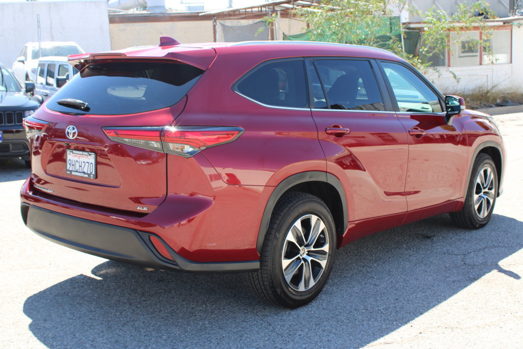 Used 2023 Toyota Highlander XLE FWD image 4