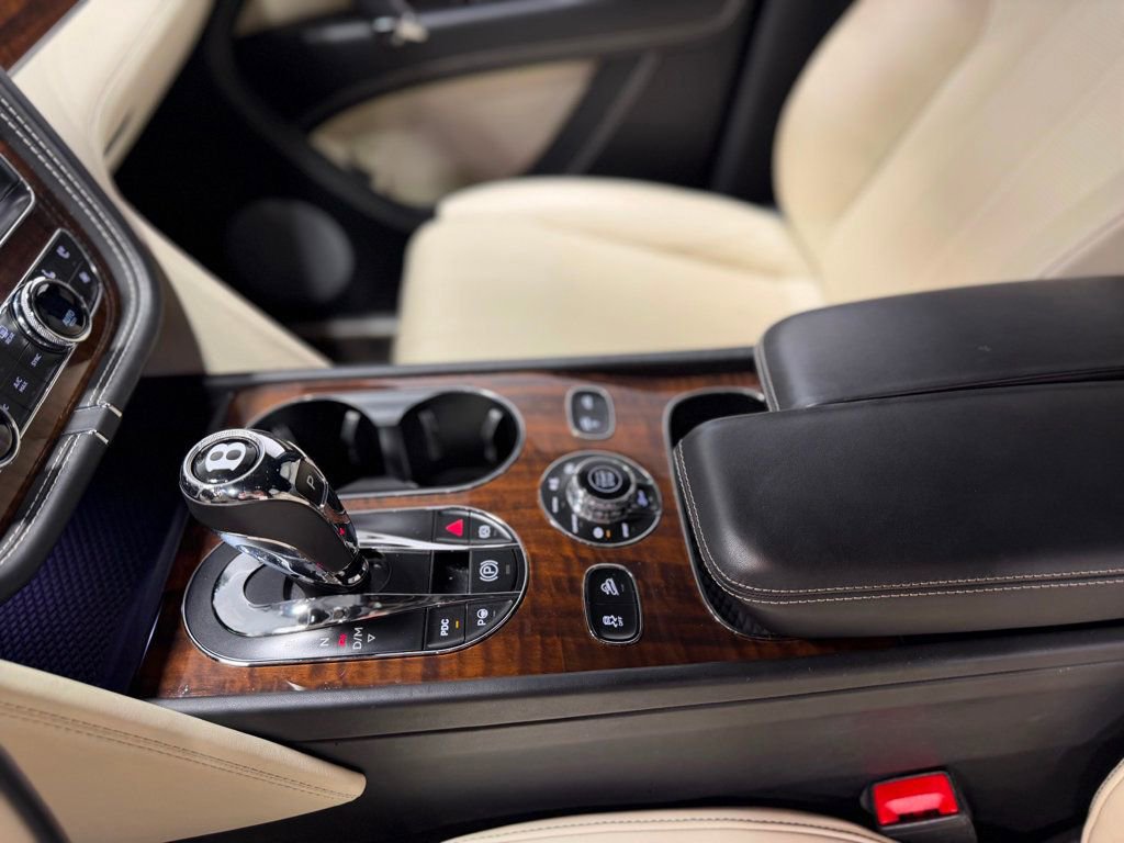 Used 2018 Bentley Bentayga Mulliner AWD/4WD image 19