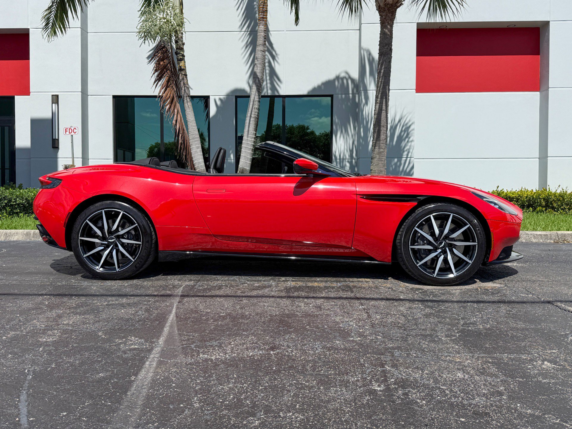 Used 2020 Aston Martin DB11 Volante RWD image 2