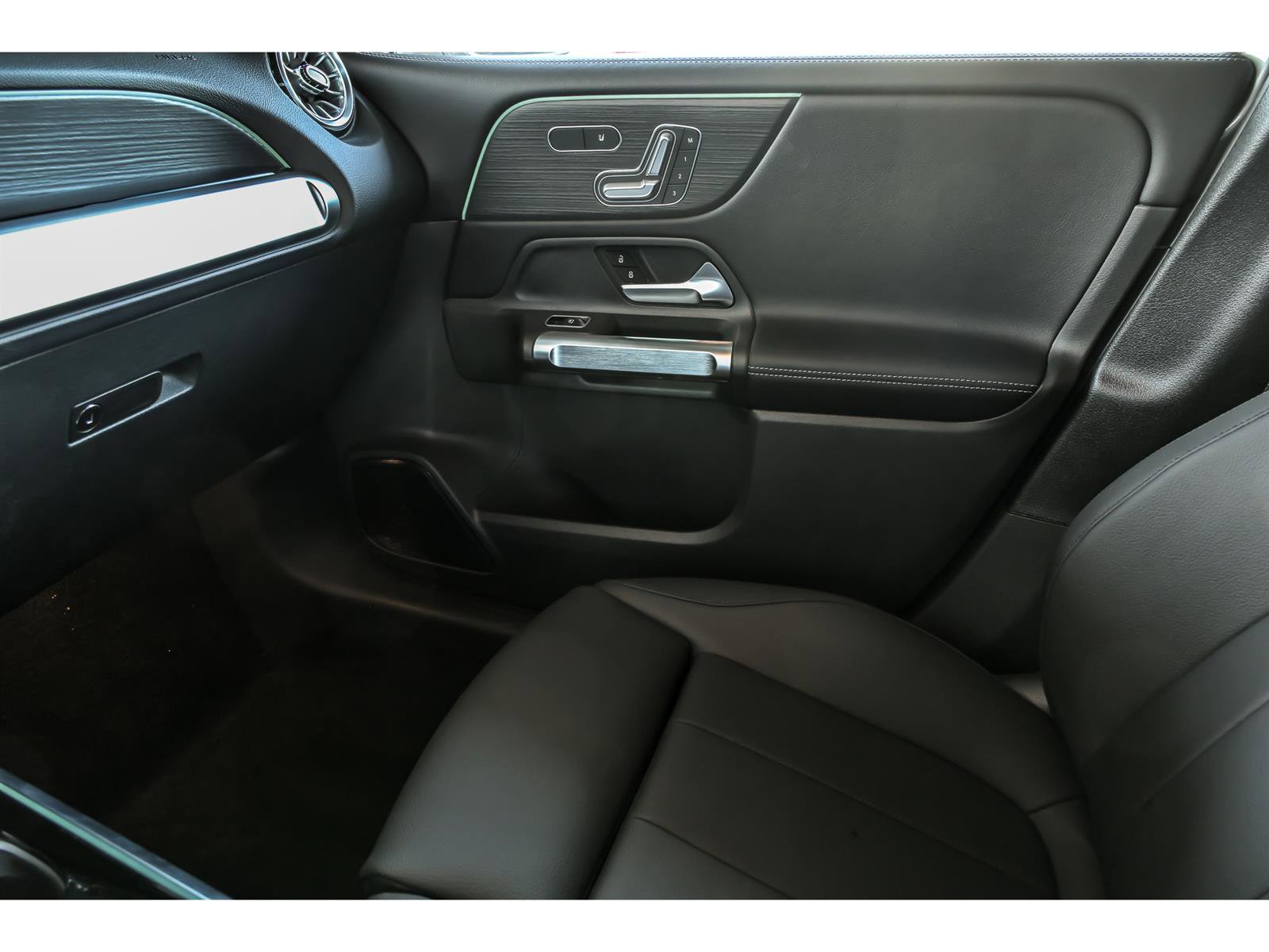 New 2026 Mercedes-Benz GLB 250 4MATIC image 17