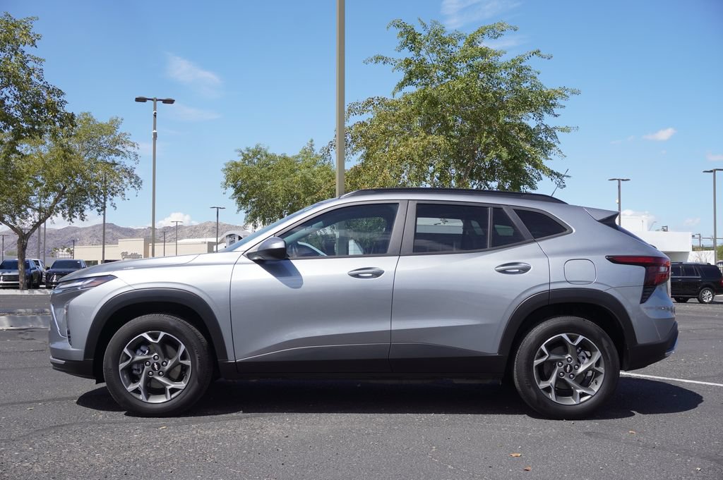 Used 2024 Chevrolet Trax LT w/ Driver Confidence Package FWD image 2