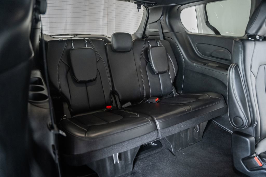 Used 2025 Chrysler Pacifica Select image 36