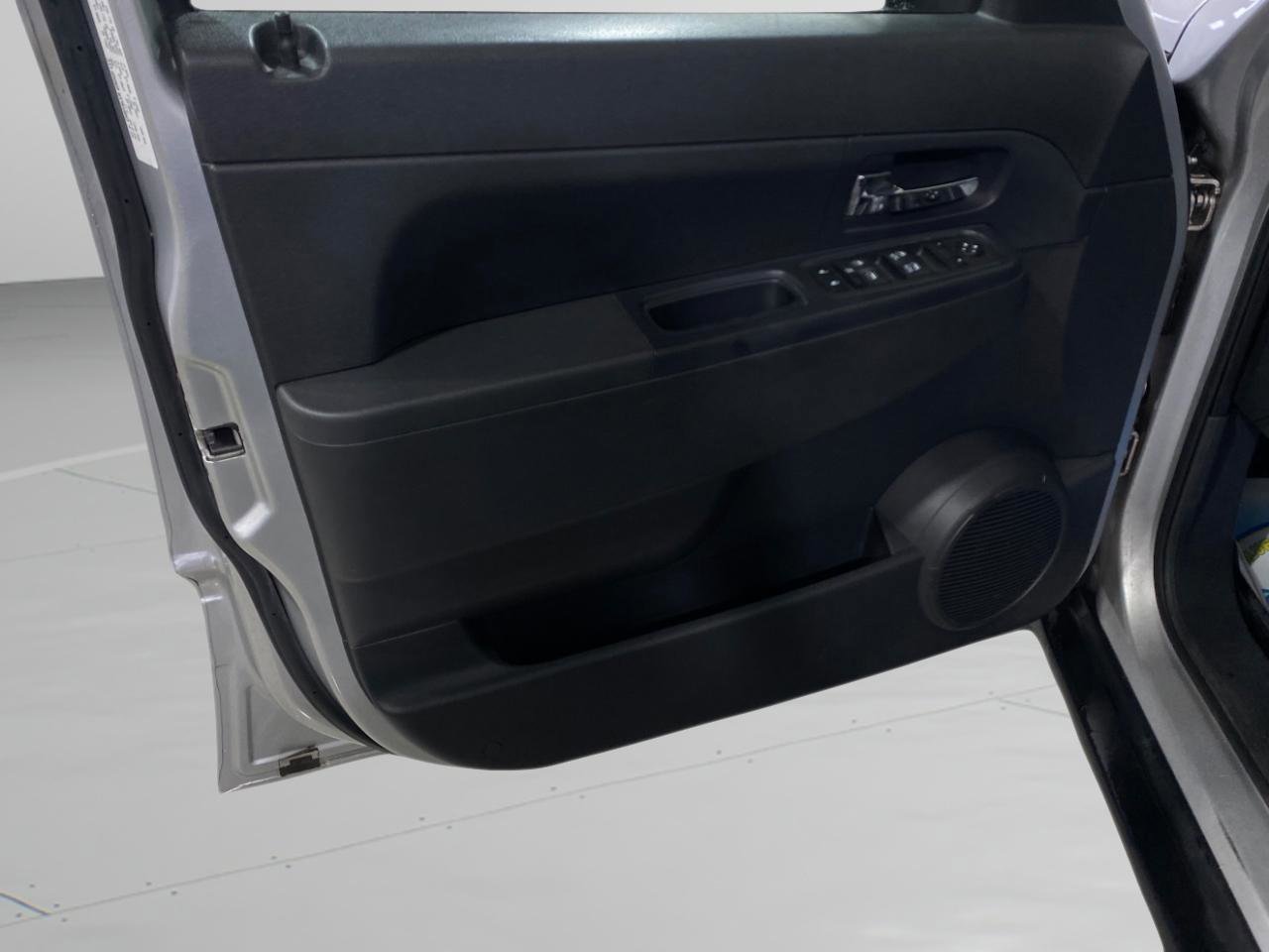 Used 2011 Jeep Liberty Sport image 15