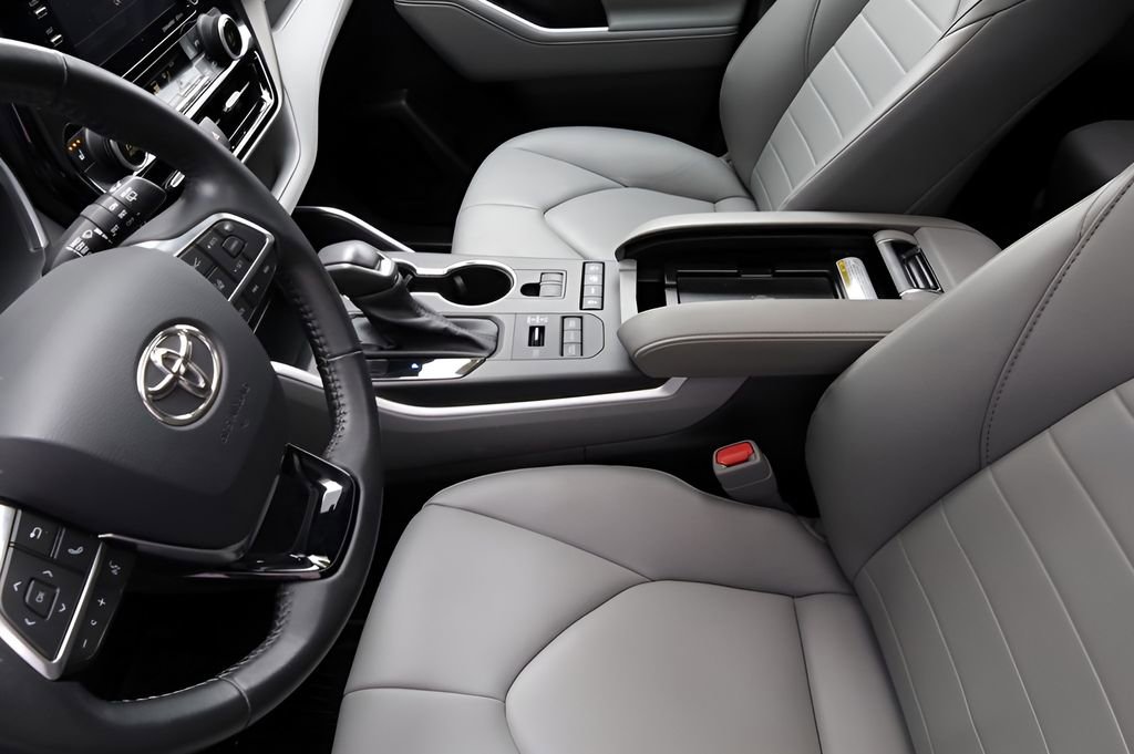 Used 2021 Toyota Highlander XLE image 42